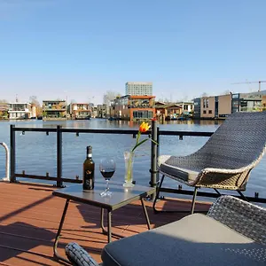 Houseboat With Canalview And Free Bikes Bed and breakfast